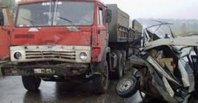 Biləsuvarda yük avtomobili ilə minik avtomobili toqquşub, xəsarət alan var