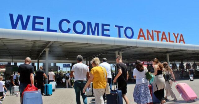 Antalyaya hava yolu ilə gələn turistlərin sayı 10 milyonu keçib