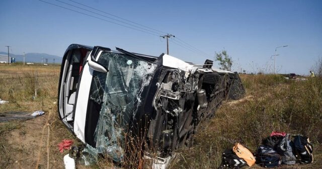 Yunanıstanda avtobusla minik avtomobili toqquşub, ölənlər var