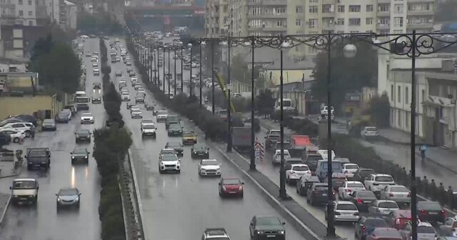 “Qələbə” dairəsi istiqamətində təmir işləri aparılır, yolda sıxlıq yaranıb