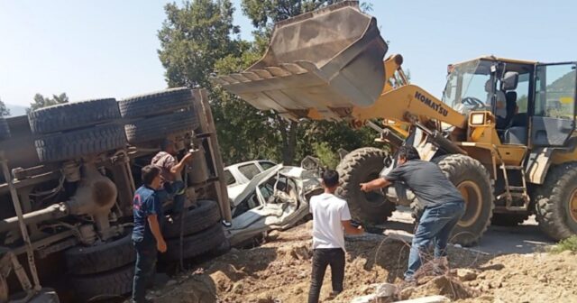 Türkiyədə yük maşını cənazə namazı qılanlara çırpılıb, ölən və yaralananlar var