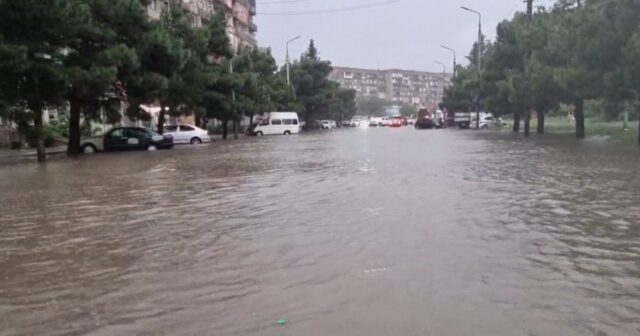 Güclü yağış nəticəsində Rustavi küçələrini su basıb