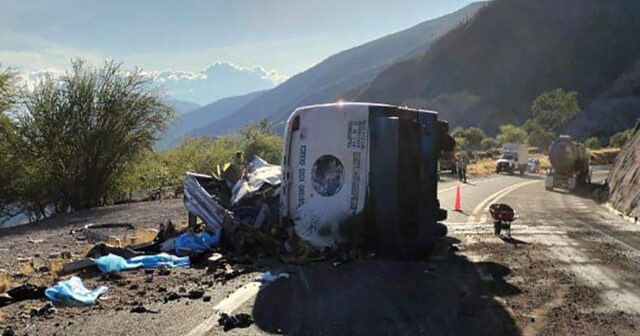 Meksikada immiqrantları daşıyan avtobus aşıb: 18 nəfər ölüb