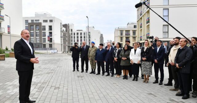 Prezident Füzuli şəhərinə köçmüş sakinlər və rayon ictimaiyyətinin nümayəndələri ilə görüşüb