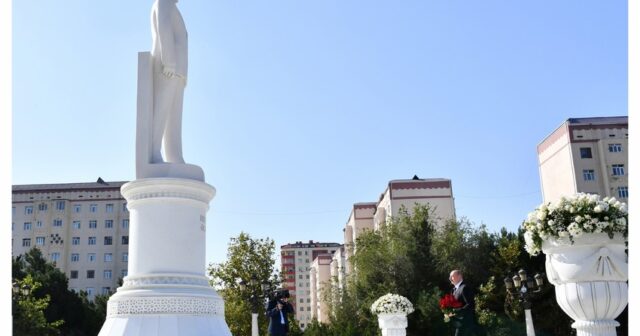 Prezident İlham Əliyev Sumqayıtda Ulu Öndər Heydər Əliyevin abidəsini ziyarət edib