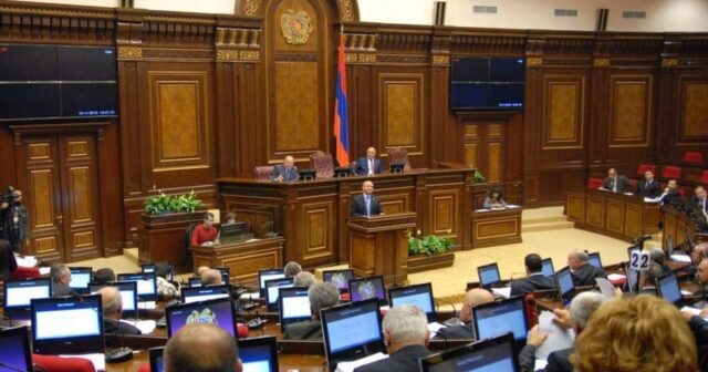 Ermənistan parlamentinin deputatı mandatından imtina edib