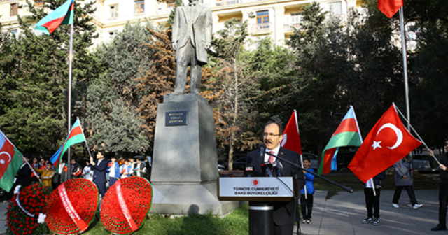 Atatürkün xatirəsi Bakıda anılıb, fotosərgi keçirilib