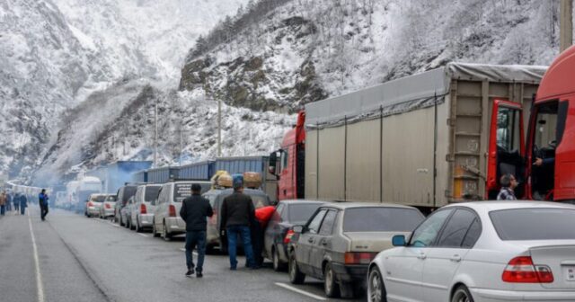 2000-dən çox yük maşını Rusiya-Gürcüstan sərhəddində yolun açılmasını gözləyir