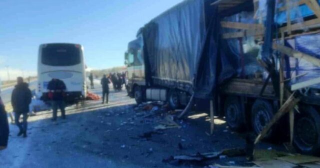 Türkiyədə avtobusla yük maşını toqquşub, 1 nəfər ölüb, çox sayda yaralı var