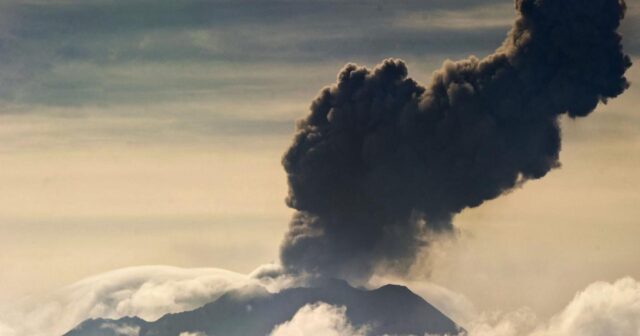 Yaponiyadakı vulkan külü Nii-jima adasına çatıb