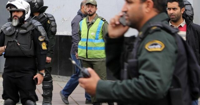 İranda polis əməkdaşlarına hücum olub, ölən və yaralananlar var