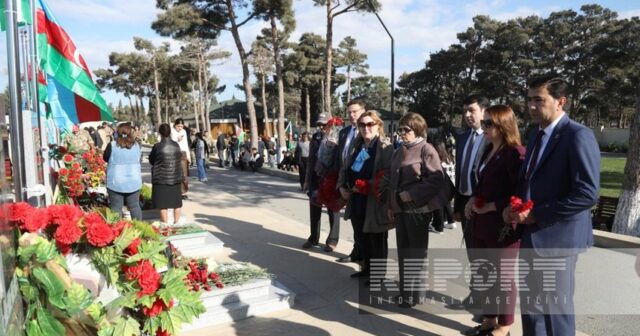 Azərbaycanın Rus İcması Zəfər Günü ilə bağlı İkinci Şəhidlər xiyabanını ziyarət edib