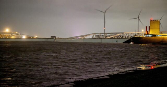 Hollandiyada yağan yağışlar səbəbindən kanalların və çayların axın sürəti kritik həddə çatıb