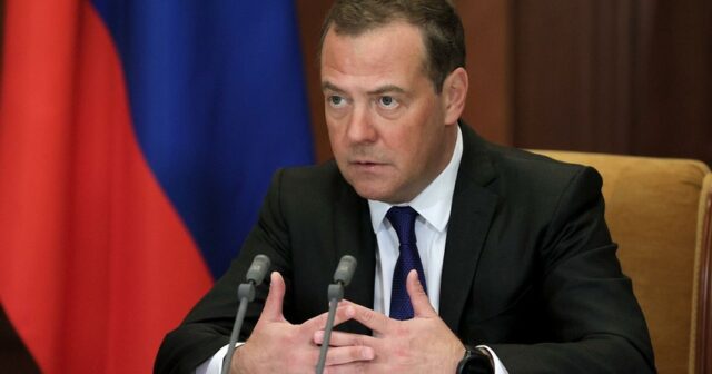 Dmitri Medvedev: “Ukrayna ərazisindəki xarici hərbi bazaları vuracağıq”