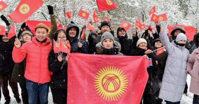 Bişkekdə Qırğızıstan bayrağının dəyişdirilməsinə qarşı mitinq keçirilib