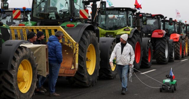 Fransada minlərlə fermer öz traktorları ilə etirazlarını davam etdirir
