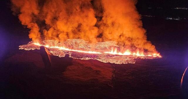 İslandiyada püskürən vulkandan çıxan lava yaşayış məntəqələrinə çatıb