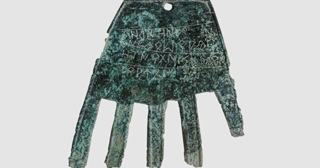 Sirli yazılarla örtülmüş 2000 illik tunc əl tapılıb