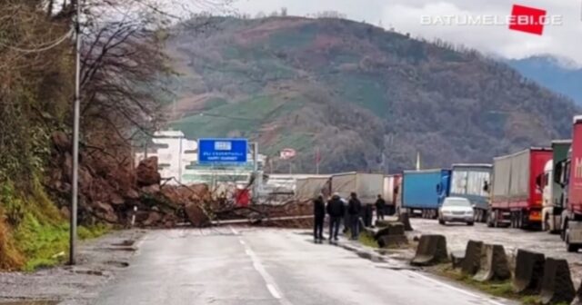 Gürcüstandan Türkiyəyə gedən yol bağlandı