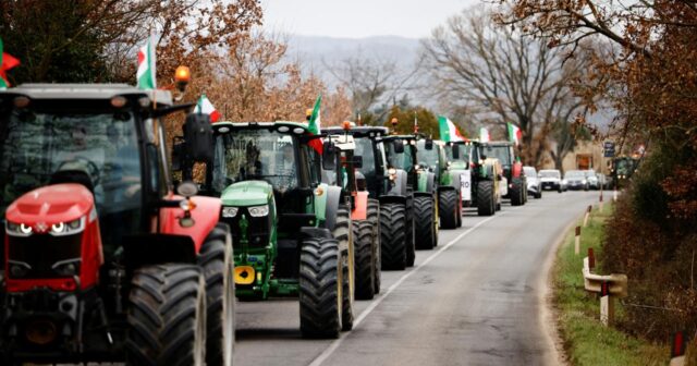 İtaliyada etiraz edən fermerlər Neapolda öz traktorları ilə konvoy hazırlayıblar