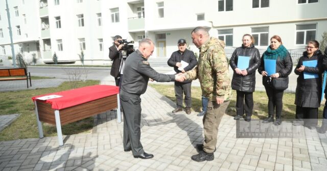 Qüsursuz xidmət etmiş bir qrup hərbi qulluqçuya mənzil verilib