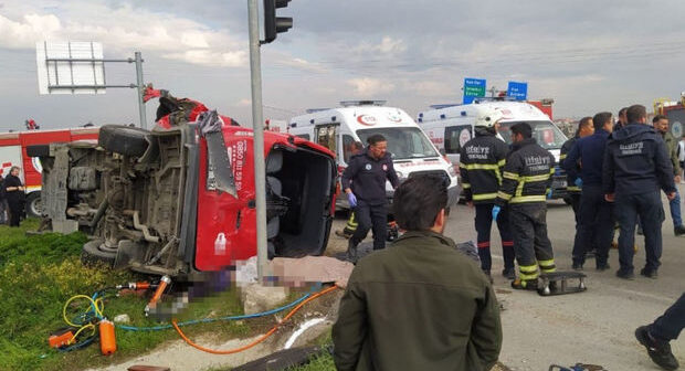 TürkiyədəTIR sərnişin avtobusuna çırpıldı: Çox sayda ölü və yaralı var – FOTO/VİDEO