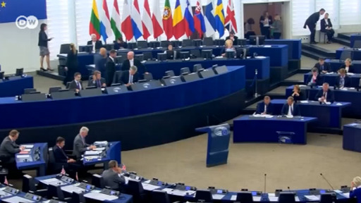 Avropa Parlamentinin üzvü iclas zamanı tribunadan göyərçin BURAXDI – VİDEO