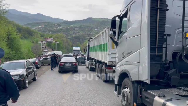 Ermənistan-Gürcüstan yolunda DAVA: Erməni deputat HUŞUNU İTİRDİ – VİDEO