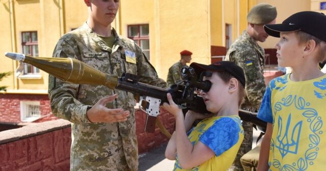 Ukrayna Ali Radası məktəblərdə ibtidai hərbi hazırlığın keçirilməsi haqqında qanun qəbul edib