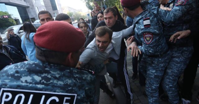Ermənistanda vəziyyət GƏRGİNDİR: Polis magistral yolları bağlayan ermənilərin həbsini DAVAM ETDİRİR
