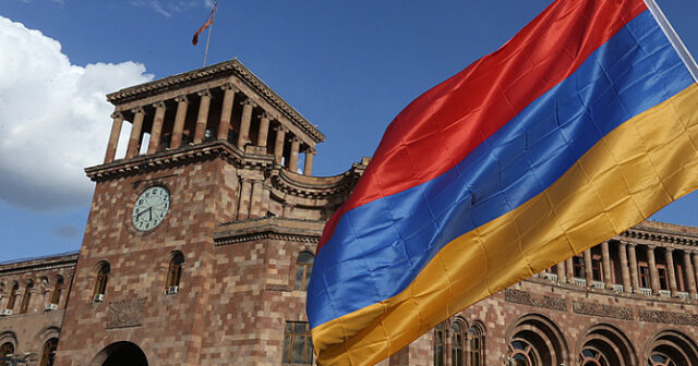 İrəvanda hökumət binasındakı Ermənistan bayrağı YOXA ÇIXDI – FOTO