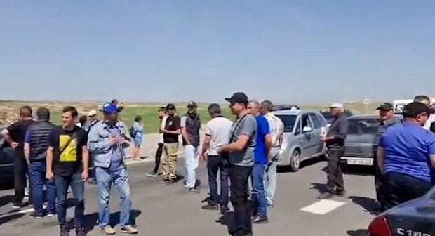 Ermənistanda etirazçılar İrana gedən magistral yolu bağlayıblar