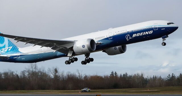 Boeing 737 təyyarəsi uçuş-enmə zolağından çıxaraq YANDI – On yaralı var – VİDEO