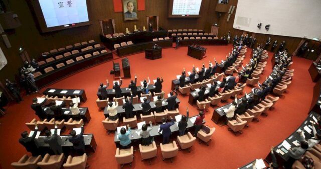 Parlamentdə DAVA: Deputat qanun layihəsini OĞURLAYIB QAÇDI – VİDEO