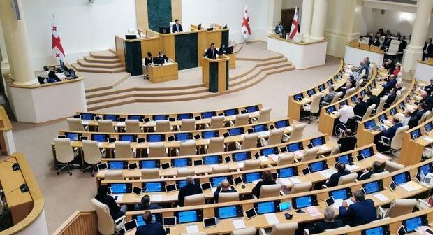 Gürcüstan parlamentinin bugünkü iclası və nazirin çıxışı təxirə salınıb