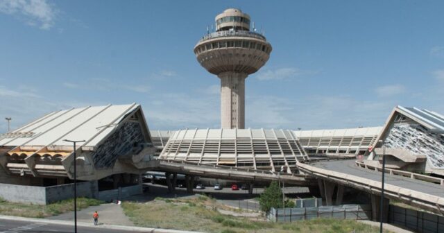 Qarabağdan könüllü köçən erməni hava limanında SAXLANILDI – Ermənistandan çıxışına QADAĞA QOYULDU