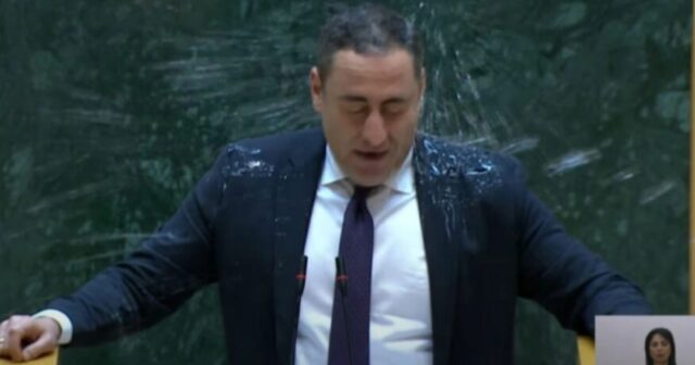 Gürcüstan parlamentində deputatın üzərinə su tökdülər – VİDEO 