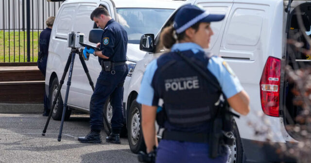Polis Fələstin tərəfdarlarını Avstraliya parlamentinin damında SAXLADI – VİDEO