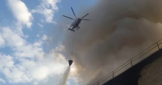 Yanğını söndürən helikopterdən su ilə birlikdə NƏHƏNG BALIQ DÜŞDÜ – FOTO/VİDEO