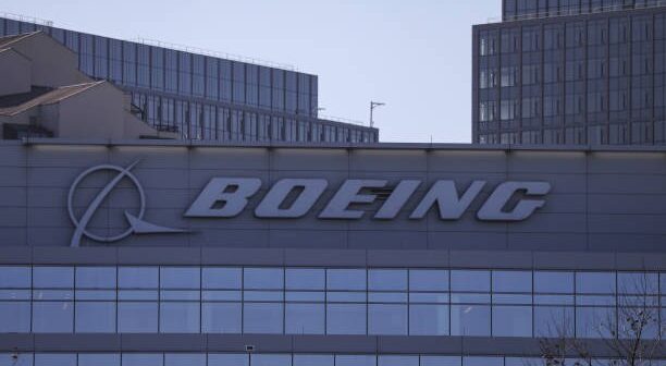 Boeing şirkəti on minlərlə əməkdaşını məcburi ödənişsiz məzuniyyətə GÖNDƏRİR