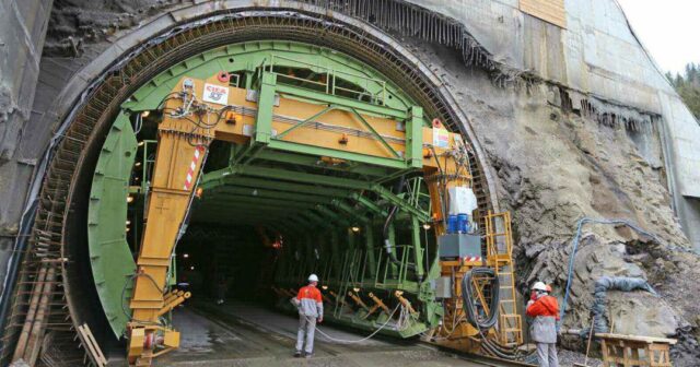 Ukraynada qaynaqçı təmir işləri zamanı körpüdə tunel düzəldərək xaricə QAÇDI – FOTO