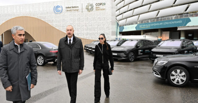 İlham Əliyev Bakı Olimpiya Stadionunun ərazisində COP29-la bağlı yaradılan şəraitlə tanış olub