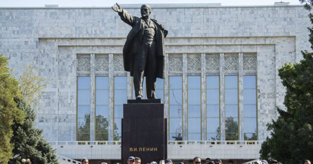 Bişkekdə Leninin abidəsinin meydandan götürülməsi TƏKLİF OLUNDU