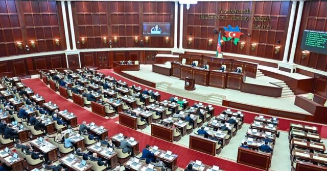 Parlament Ombudsmanın məruzəsini qəbul edib