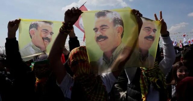 PKK tərəfdarları Türkiyə bayrağını YANDIRDILAR – VİDEO