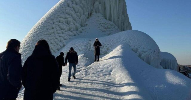 Heyrətamiz MƏNZƏRƏ: Qopmuş boru kəmərinin yaratdığı BUZ DAĞI – FOTO/VİDEO