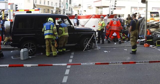Ştutqartda avtomobilin insanları vurması nəticəsində 8 nəfər YARALANDI – FOTO