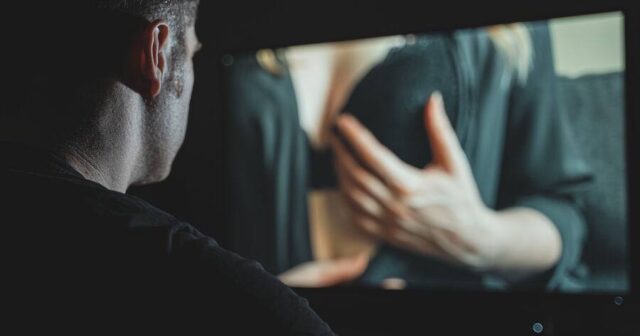 İmam sevgilisi ilə gizli porno film çəkib SATDI