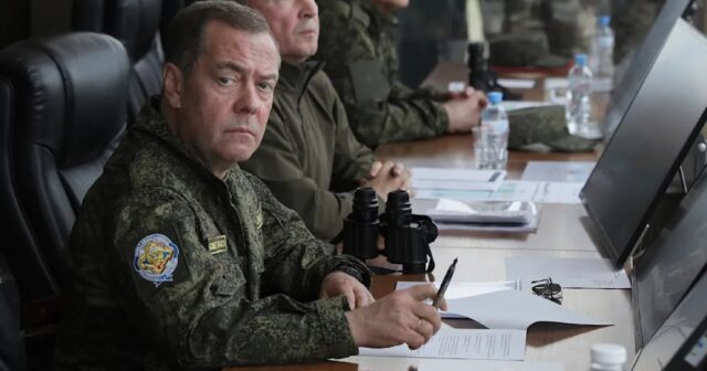 Dmitri Medvedev Ukraynanı “yoxa çıxan ölkə” ADLANDIRDI