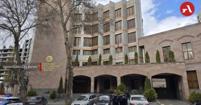 Ermənistanda şəhər merinin ofisində qumbara TAPILDI